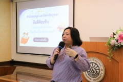 บรรยากาศการนำชมห้องสมุด