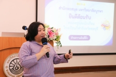 บรรยากาศการนำชมห้องสมุด