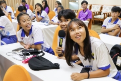 บรรยากาศการนำชมห้องสมุด