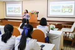 บรรยากาศการนำชมห้องสมุด