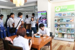 บรรยากาศการนำชมห้องสมุด