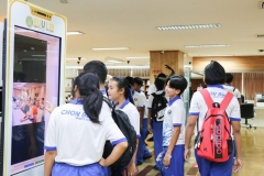 บรรยากาศการนำชมห้องสมุด