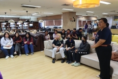 25670426-visitor-002