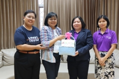 25670426-visitor-003