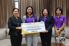 25670426-visitor-005