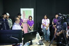 25670426-visitor-024