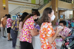 Carrying-on-Songkran-traditions-13