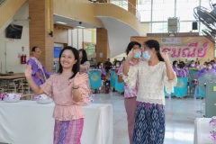 Carrying-on-Songkran-traditions-2