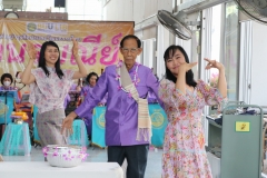 Carrying-on-Songkran-traditions-20