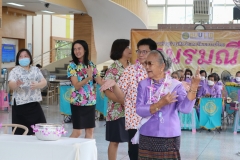 Carrying-on-Songkran-traditions-22