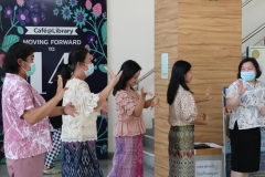 Carrying-on-Songkran-traditions-30