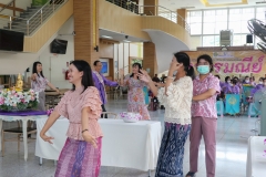 Carrying-on-Songkran-traditions-35