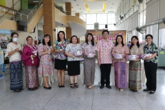 Carrying-on-Songkran-traditions-36