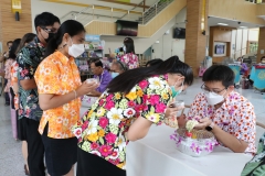 Carrying-on-Songkran-traditions-39