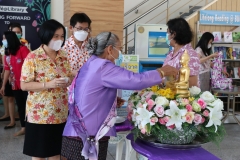 Carrying-on-Songkran-traditions-43