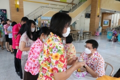 Carrying-on-Songkran-traditions-45