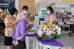 Carrying-on-Songkran-traditions-51