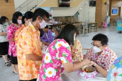 Carrying-on-Songkran-traditions-57