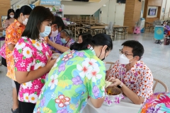 Carrying-on-Songkran-traditions-61