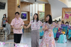 Carrying-on-Songkran-traditions-62