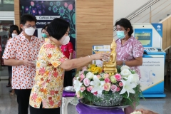 Carrying-on-Songkran-traditions-64