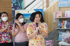 Carrying-on-Songkran-traditions-8