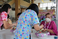 Carrying-on-Songkran-traditions-9