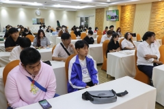 25670320-visitor-016