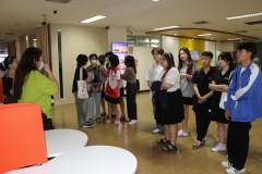 25670320-visitor-036