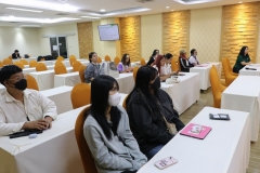 25670320-visitor-052