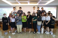 25670320-visitor-059