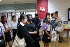 25670320-visitor-066