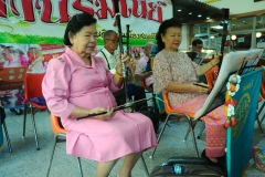 ภาพถ่าย การบรรเลงและขับร้องดนตรีไทย 
โดยชมรมข้าราชการบำนาญจังหวัดชลบุรี ครั้งที่ 64