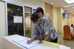 25670426-meeting-001