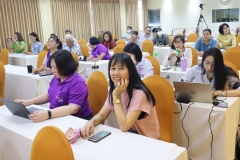 25670426-meeting-008