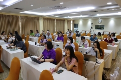 25670426-meeting-009