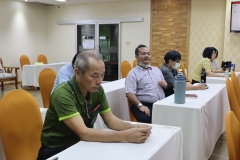 25670426-meeting-011