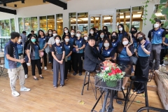 25670319-visitor-002