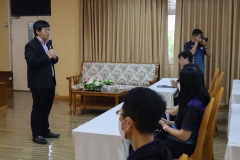 25670319-visitor-010