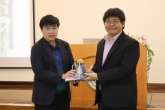 25670319-visitor-015