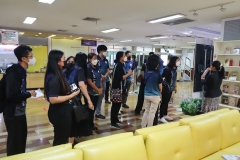 25670319-visitor-036