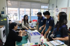 25670319-visitor-061