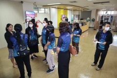 25670319-visitor-065