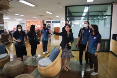 25670319-visitor-073