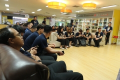 25660904-visitor-012