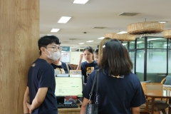 25660904-visitor-015