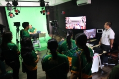 25670422-visitor-027