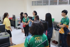 25670422-visitor-030