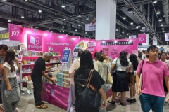 16102567-book-expo-4