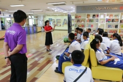 บรรยากาศการนำชมห้องสมุด